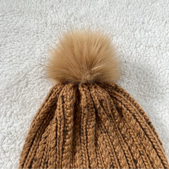 Cable-Knit  pompom hat and mittens - Picture 3 of 5